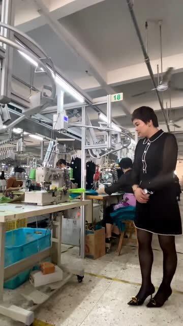 服裝廠工人用磚頭讓機器自己工作,大家覺得這道工序應該給他工資嗎